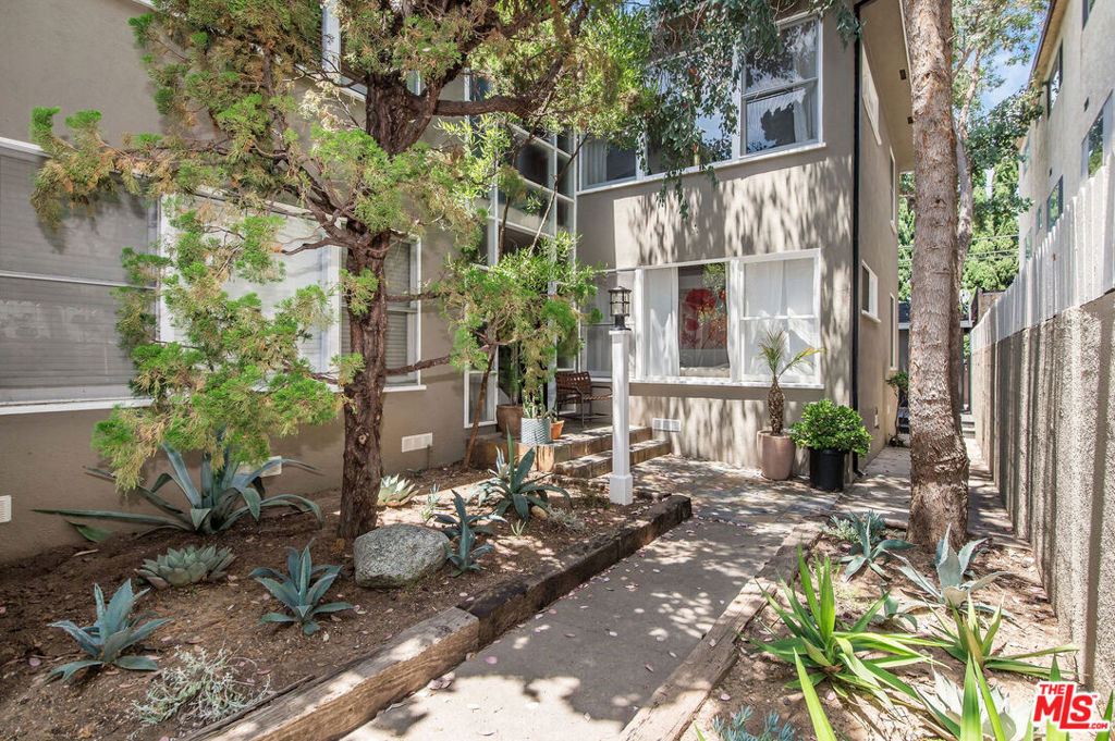 2115 Ocean Park Boulevard - Photo 2