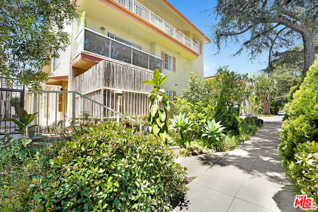 1044 9th Street - Photo 0
