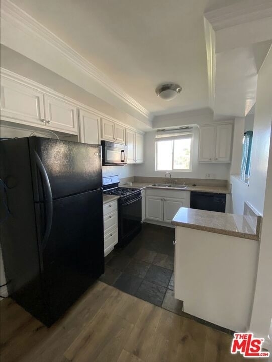 1030 N Orange Grove Avenue - Photo 2