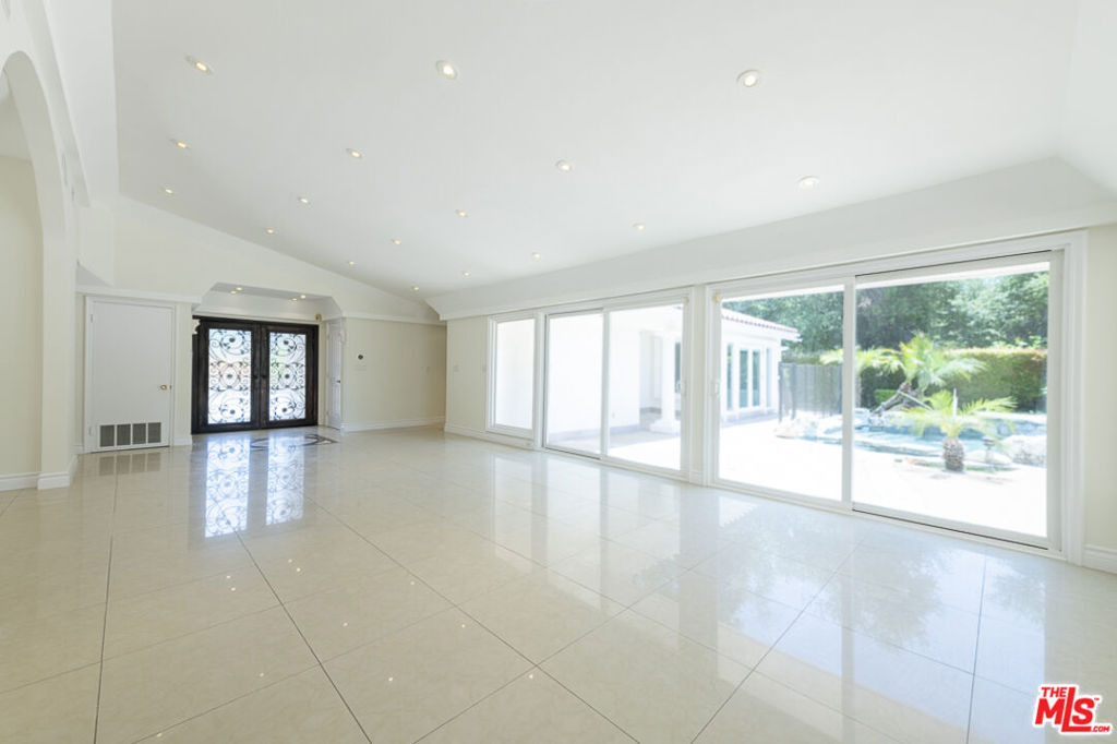 16379 Meadowridge Road - Photo 3