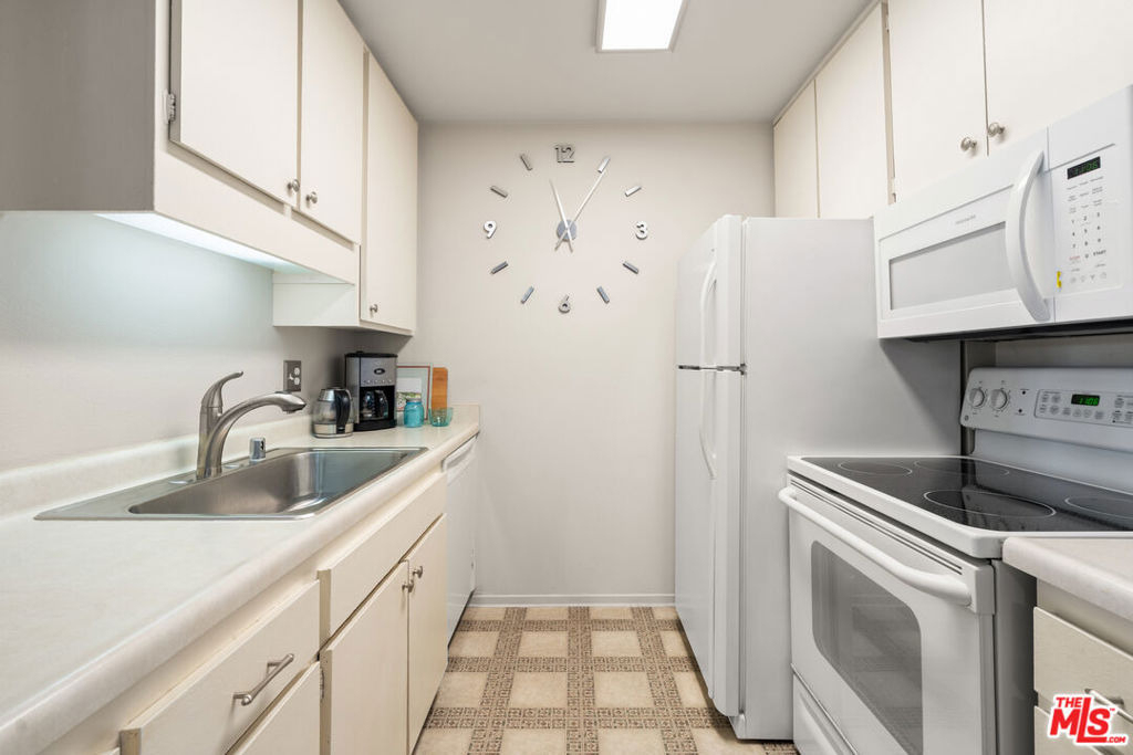 7765 W 91st Street - Photo 5