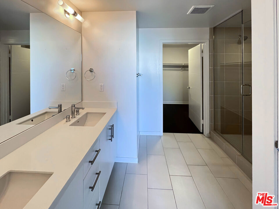 2926 Rowena Avenue - Photo 9