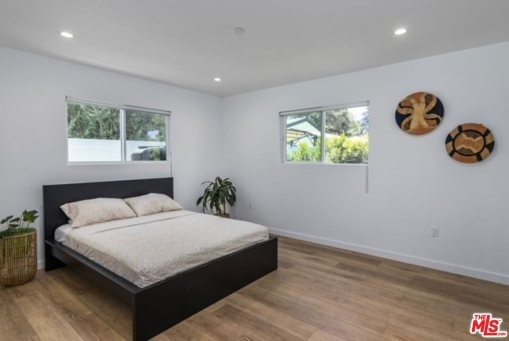 23028 Burbank Boulevard - Photo 16