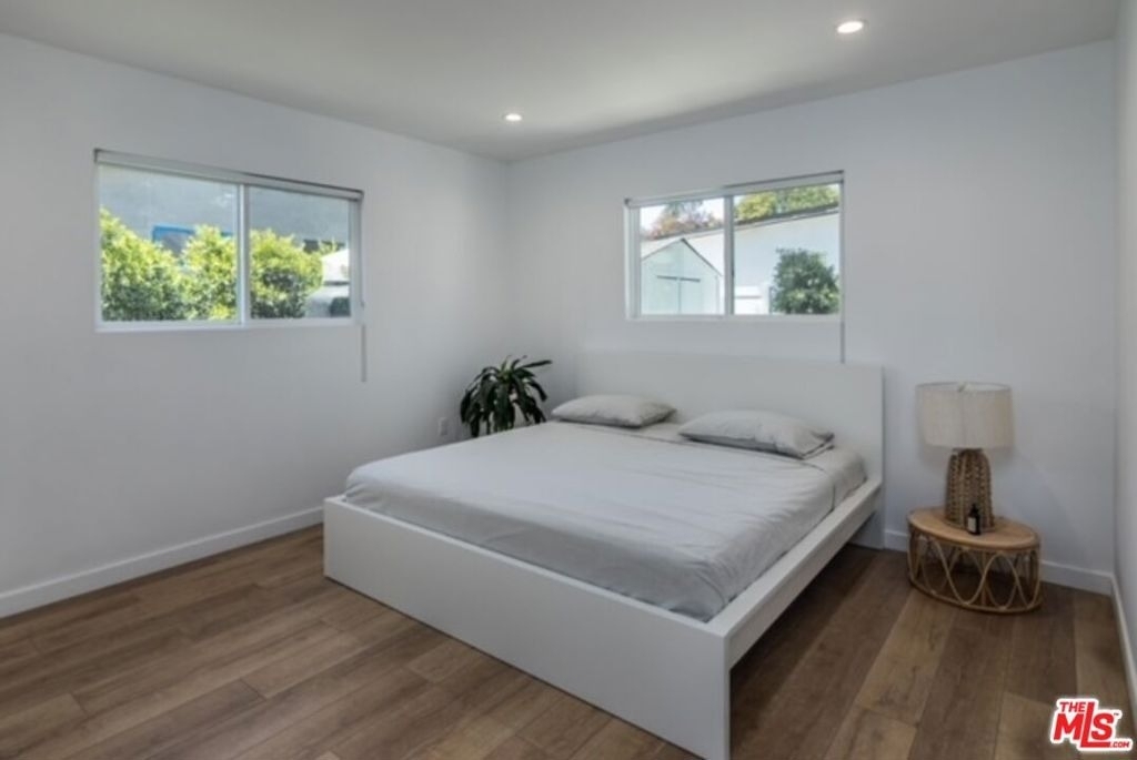 23028 Burbank Boulevard - Photo 18
