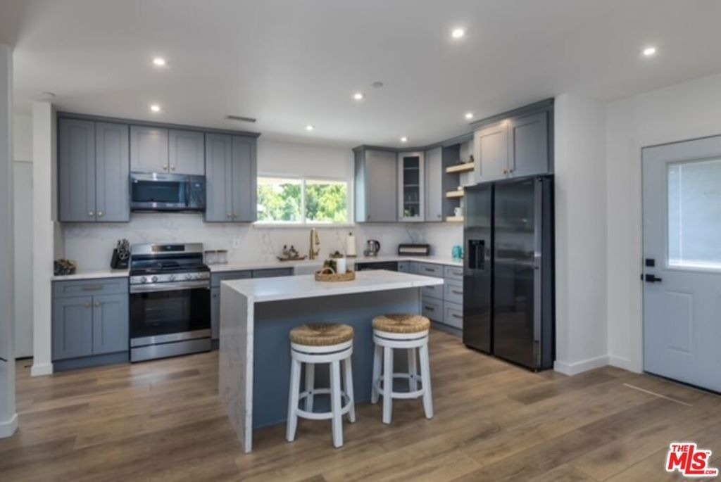 23028 Burbank Boulevard - Photo 15