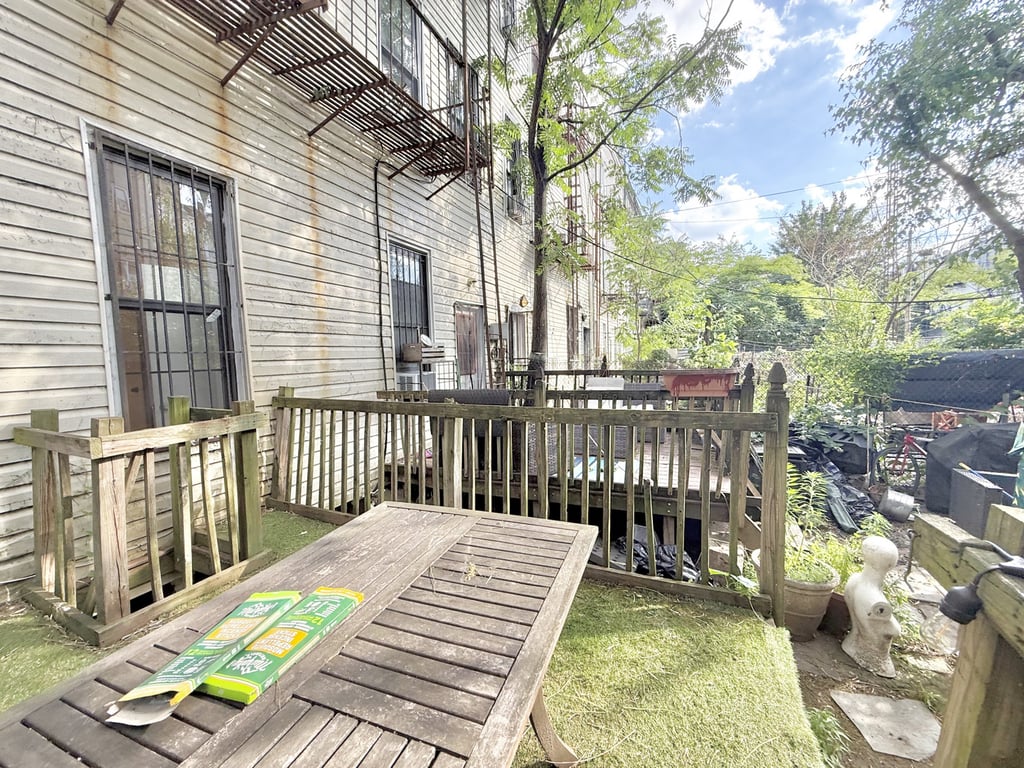 253 Stockholm Street - Photo 4
