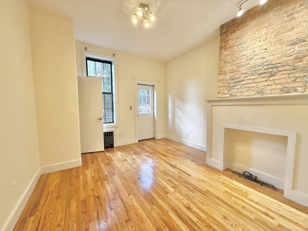 253 Stockholm Street - Photo 8
