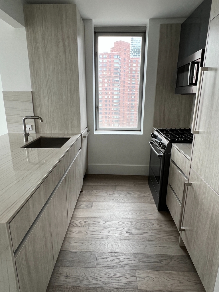 47th St & 8th Ave - Photo 2