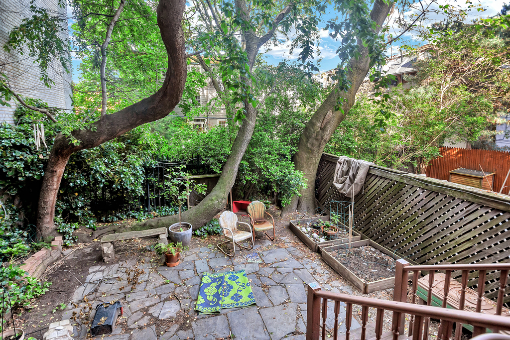 457 Clinton Ave - Photo 3