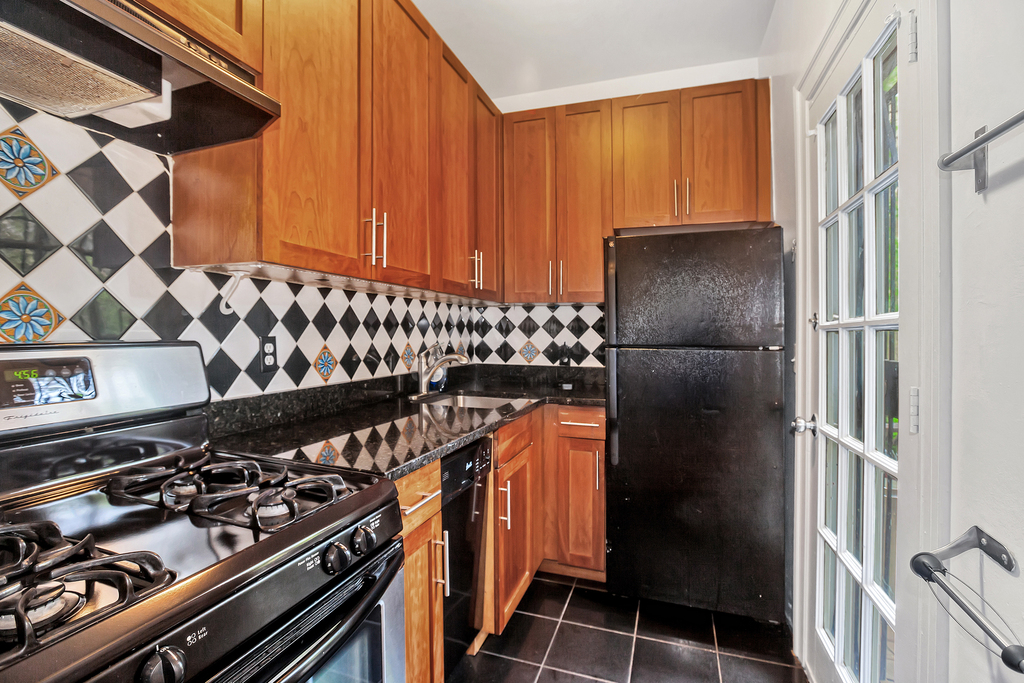 457 Clinton Ave - Photo 2
