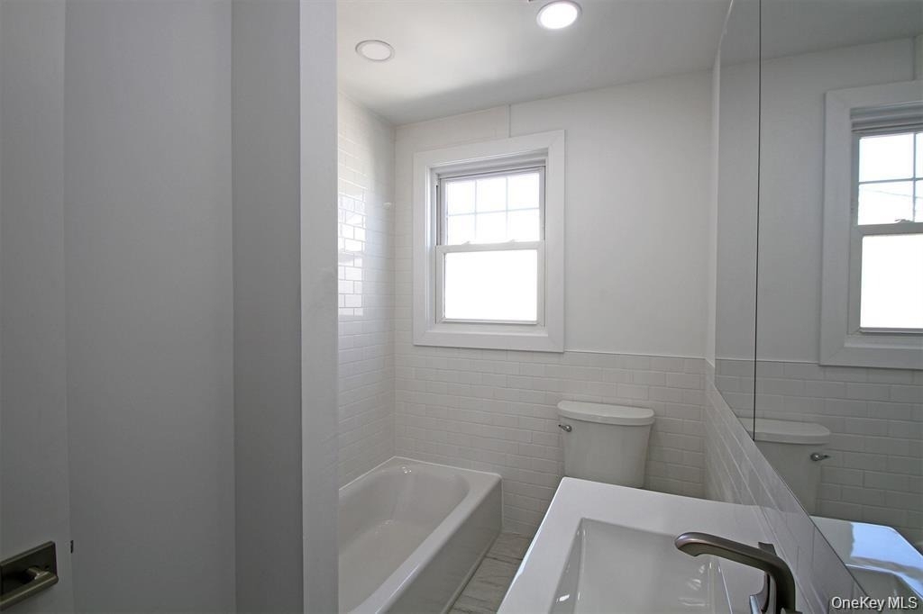 344 Roslyn Ave - Photo 9