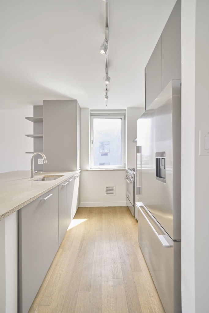 200 E 11th Street - Photo 5