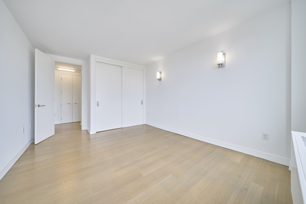 200 E 11th Street - Photo 8