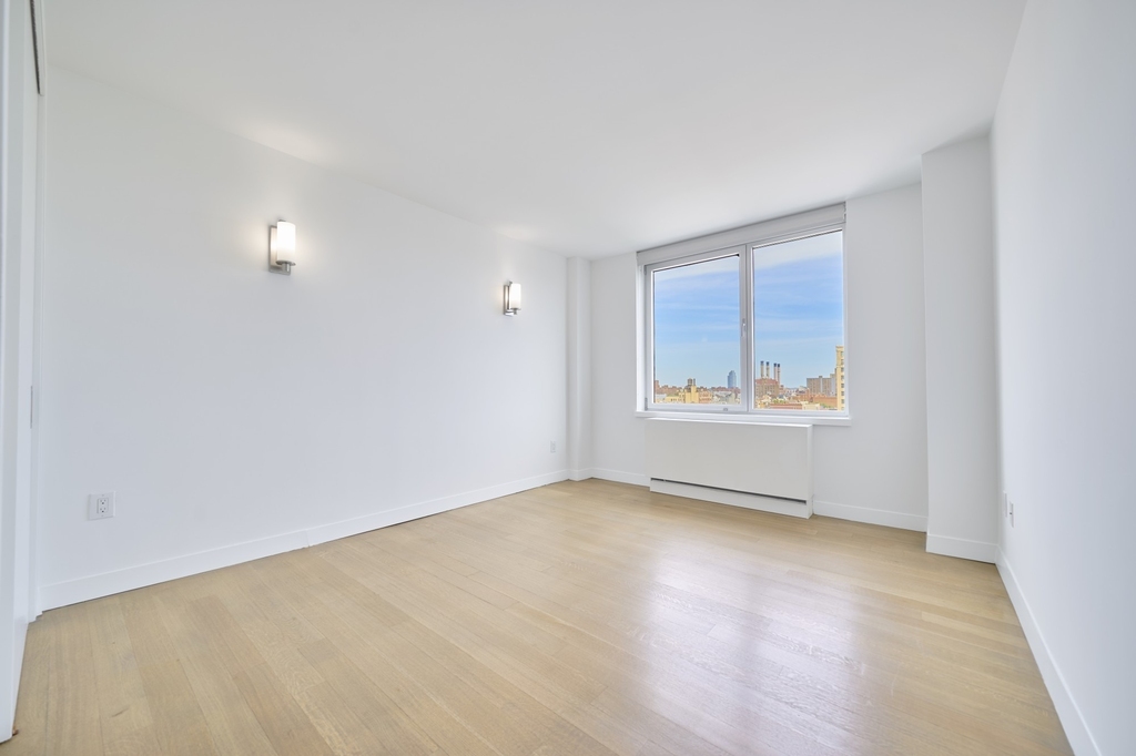200 E 11th Street - Photo 9