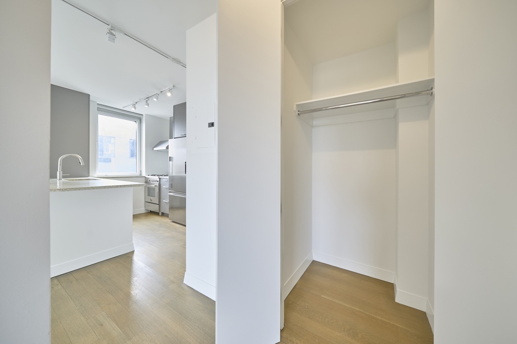 200 E 11th Street - Photo 6