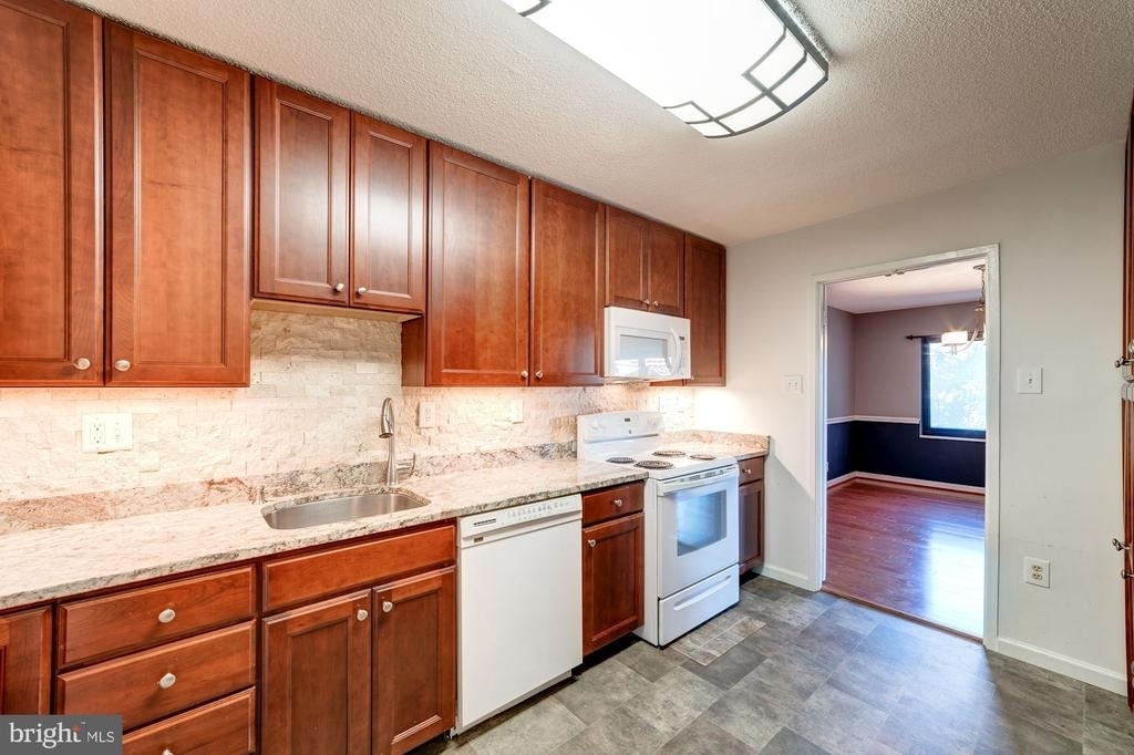 203 Yoakum Parkway - Photo 13