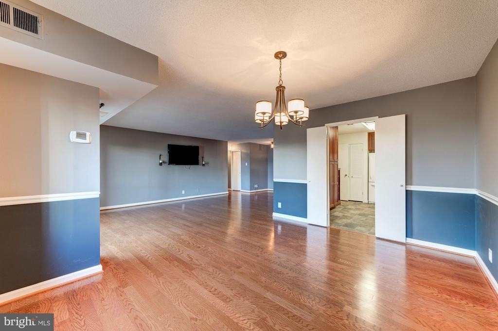 203 Yoakum Parkway - Photo 11