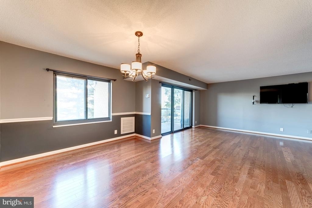 203 Yoakum Parkway - Photo 2