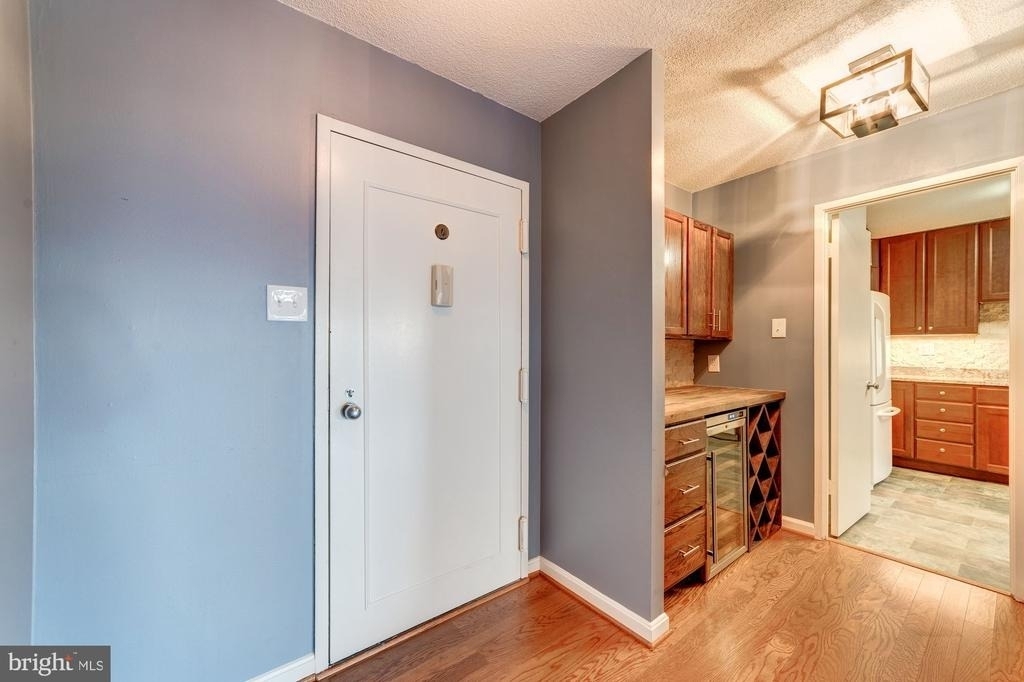 203 Yoakum Parkway - Photo 5