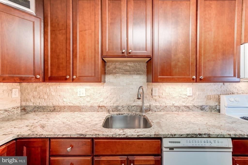 203 Yoakum Parkway - Photo 17