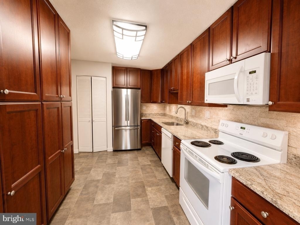 203 Yoakum Parkway - Photo 15