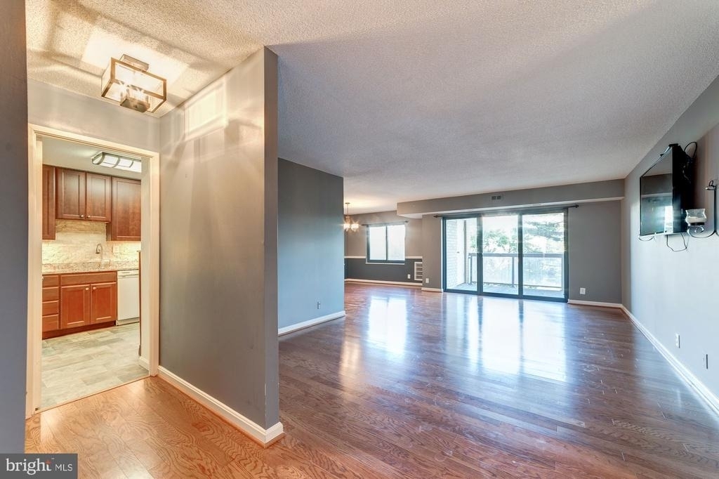 203 Yoakum Parkway - Photo 3