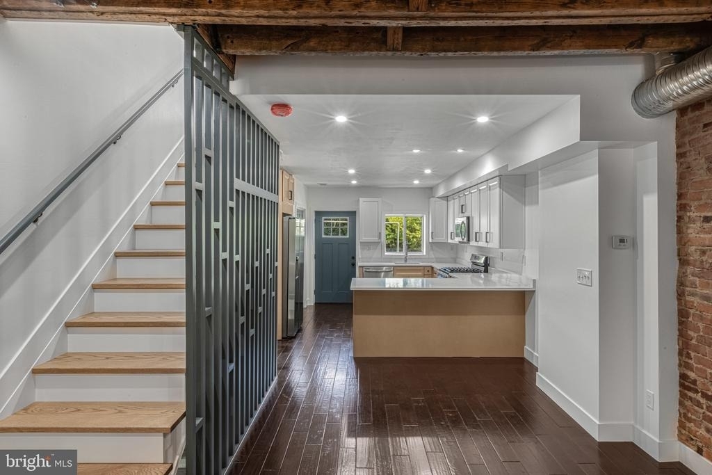 325 W Lorraine Avenue - Photo 1