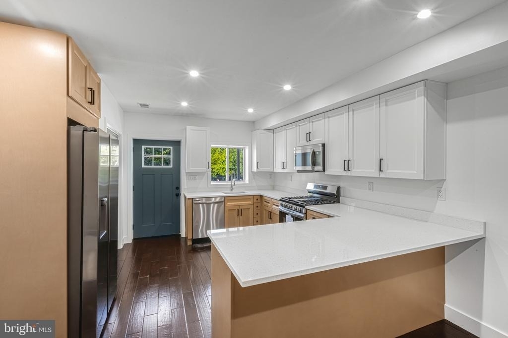 325 W Lorraine Avenue - Photo 2