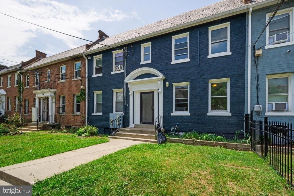 182 36th Street Ne - Photo 2