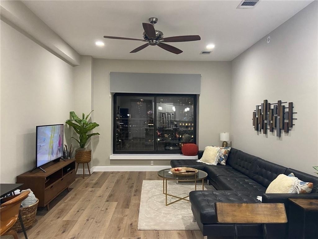 507 Sabine St - Photo 3