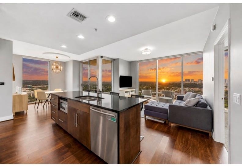 300 Bowie St - Photo 0