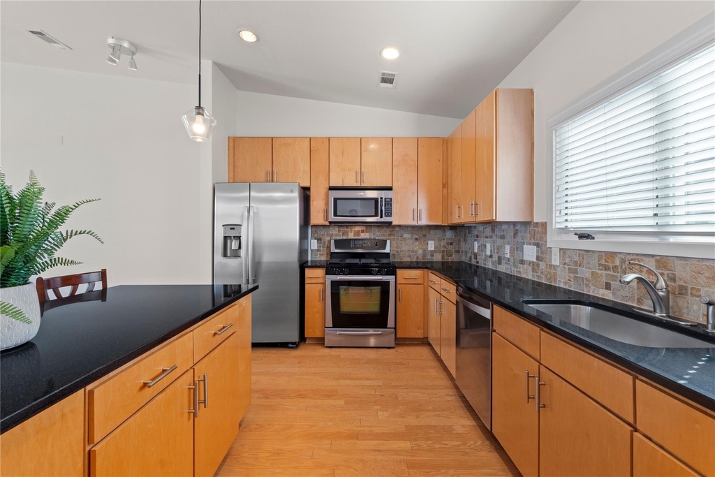1702 S Lamar Blvd - Photo 3