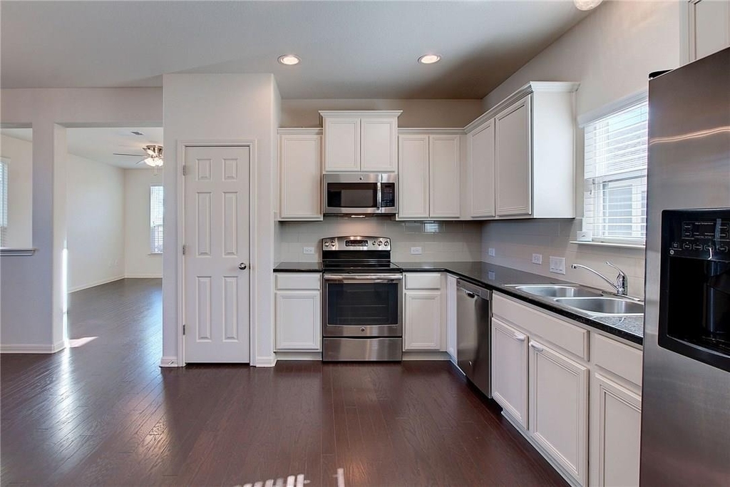 18418 Mammoth Cave Blvd - Photo 8