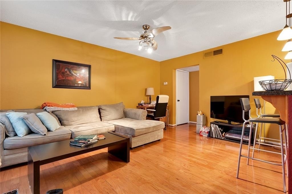 910 Duncan Ln - Photo 0