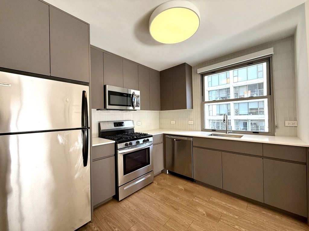 420 W Belmont Avenue - Photo 3