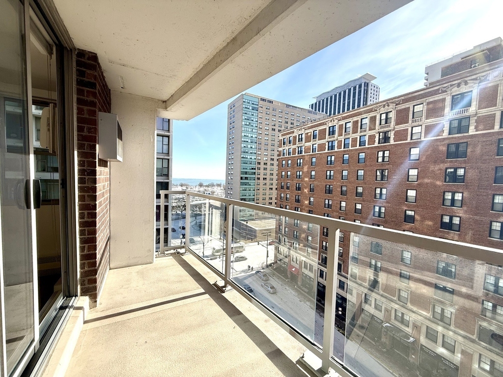 420 W Belmont Avenue - Photo 8