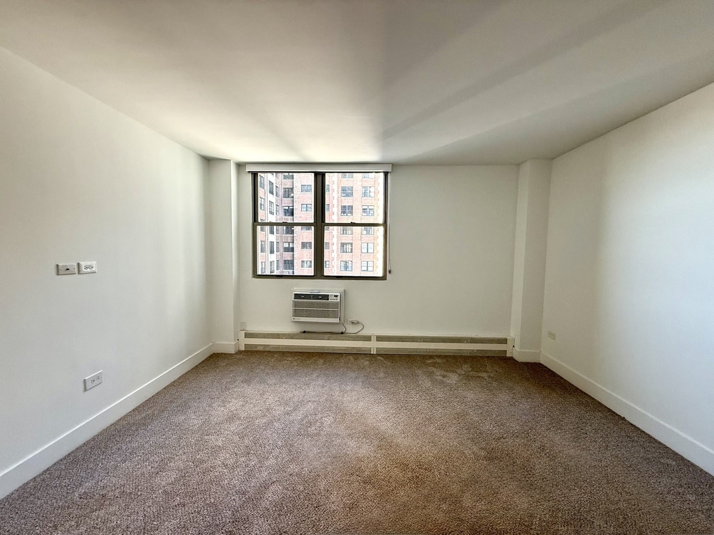 420 W Belmont Avenue - Photo 37