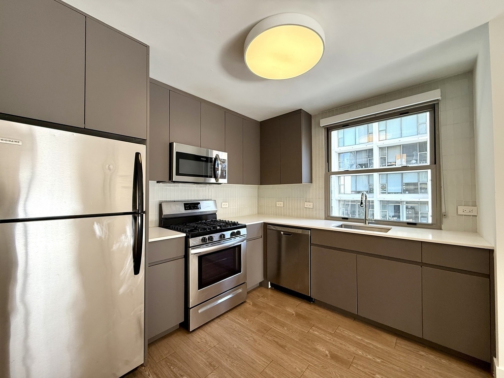 420 W Belmont Avenue - Photo 2