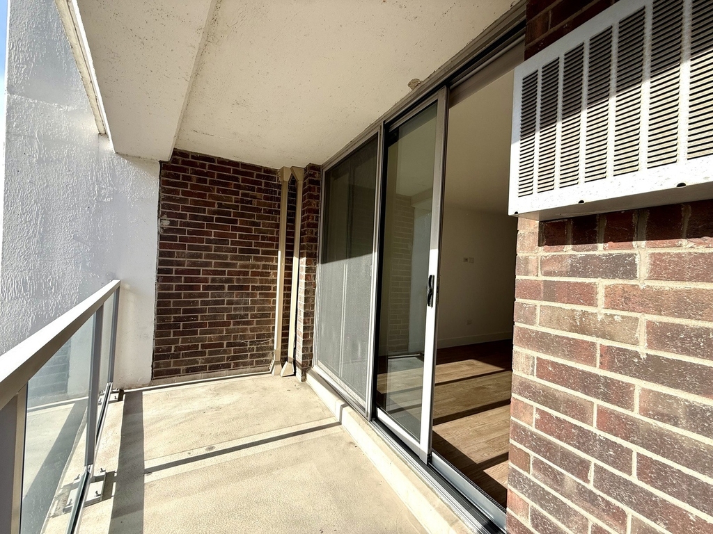 420 W Belmont Avenue - Photo 9