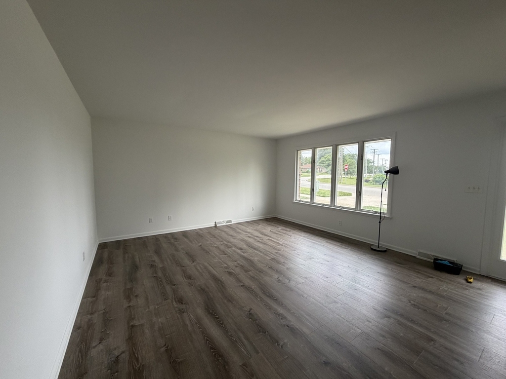518 E 18th Street - Photo 3