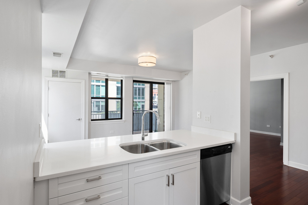 451 W Huron Street - Photo 7
