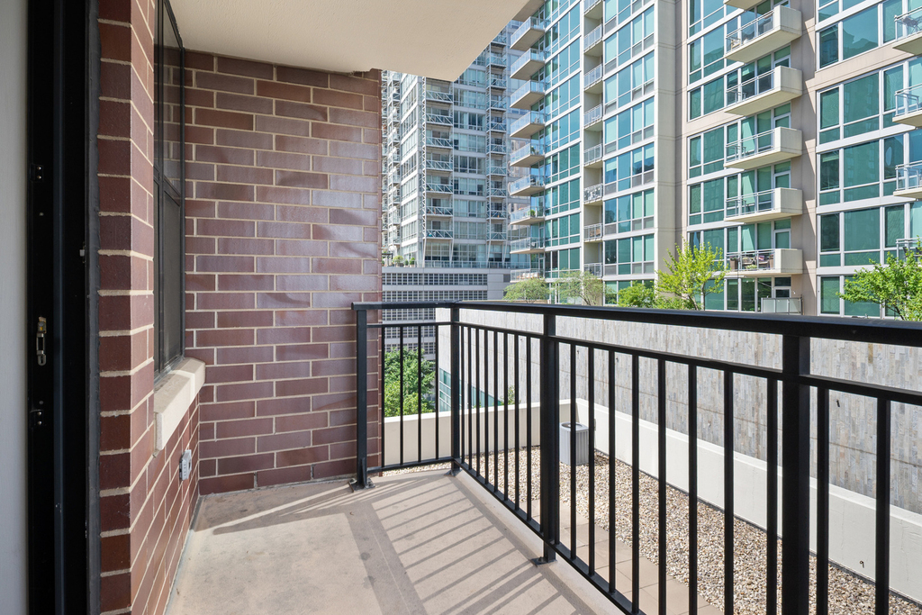 451 W Huron Street - Photo 9