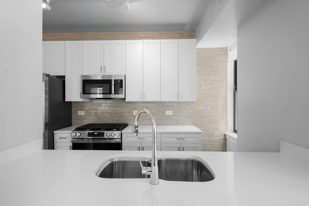 451 W Huron Street - Photo 5