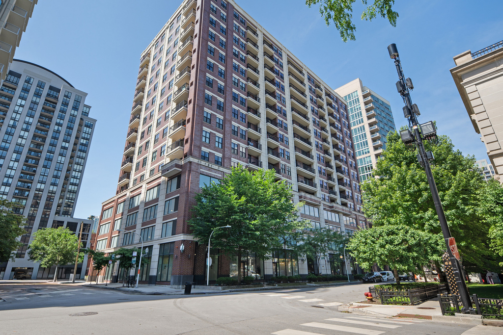 451 W Huron Street - Photo 0