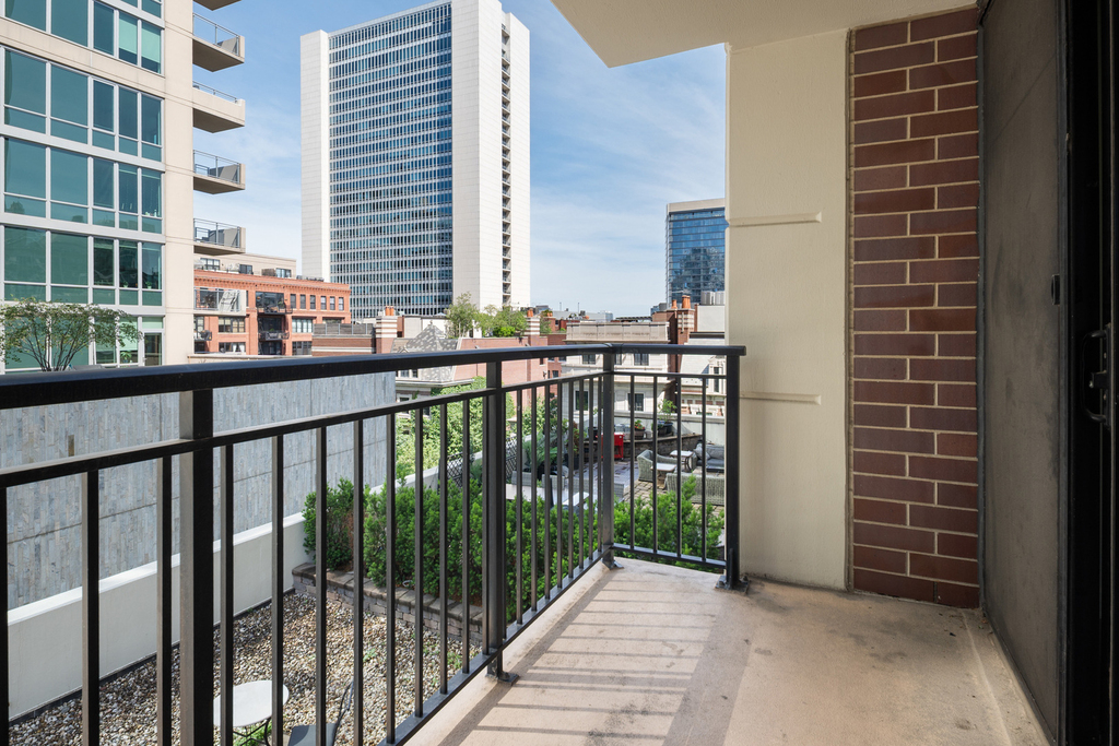 451 W Huron Street - Photo 8
