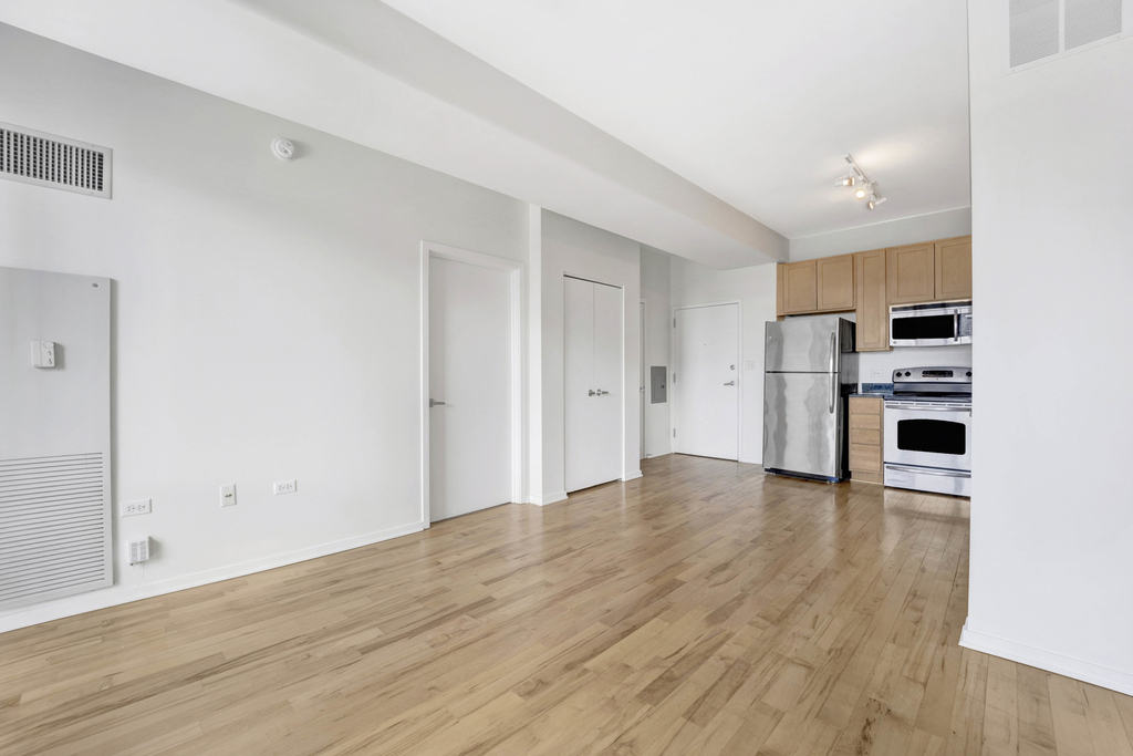 1 E 8th Street - Photo 4