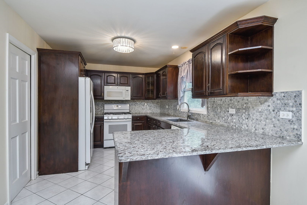339 Windsor Drive - Photo 3