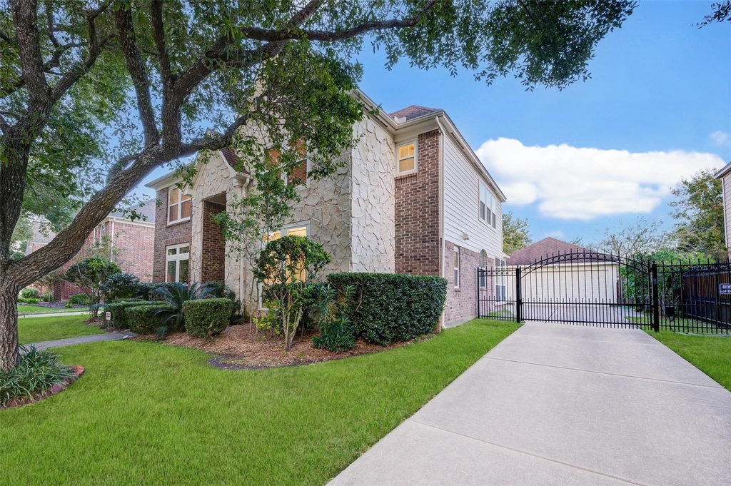 2027 Westshore Drive - Photo 2
