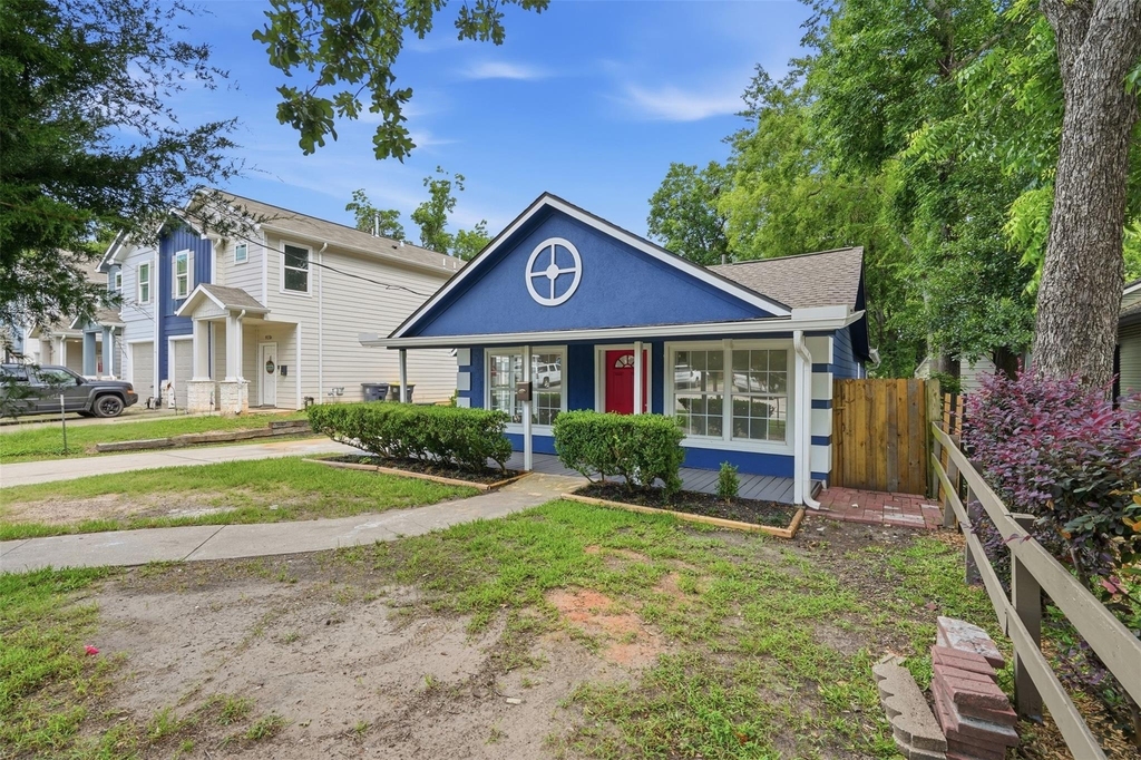 915 W Lewis Street - Photo 1