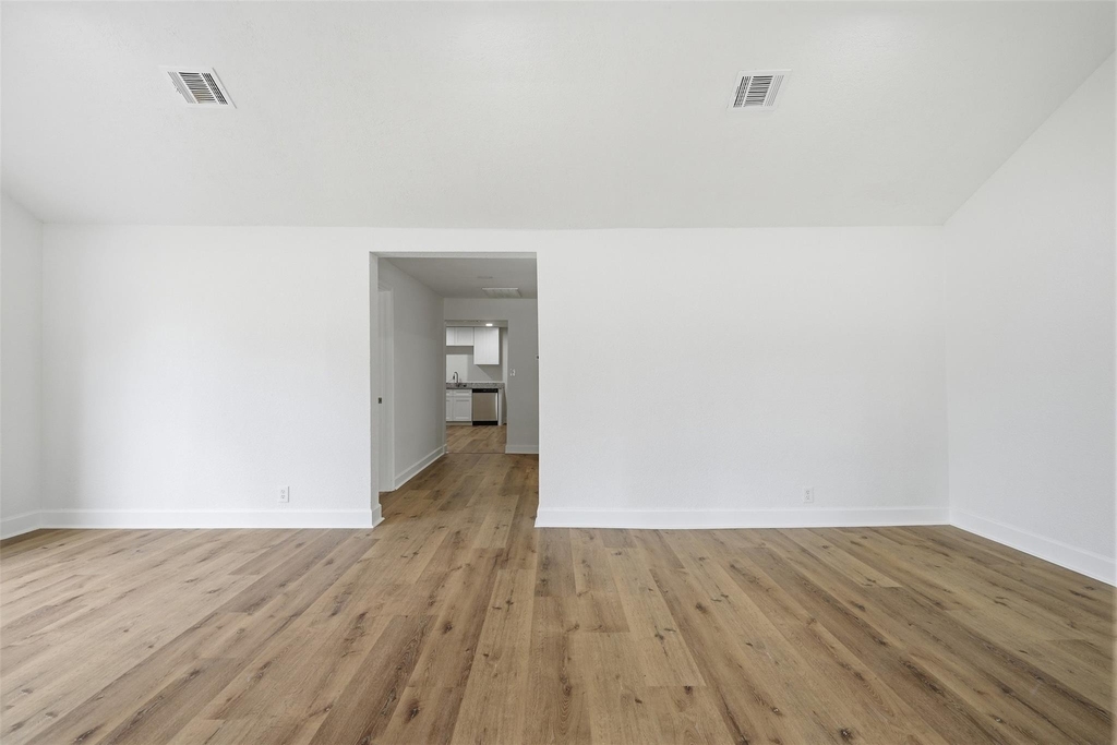 915 W Lewis Street - Photo 3